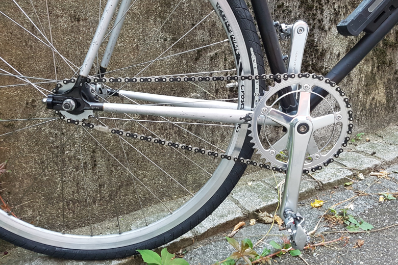 Izumi Track Chain – Jet Black / Silver